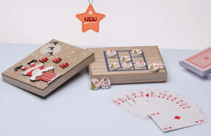 Scatola con carte da gioco e dadi