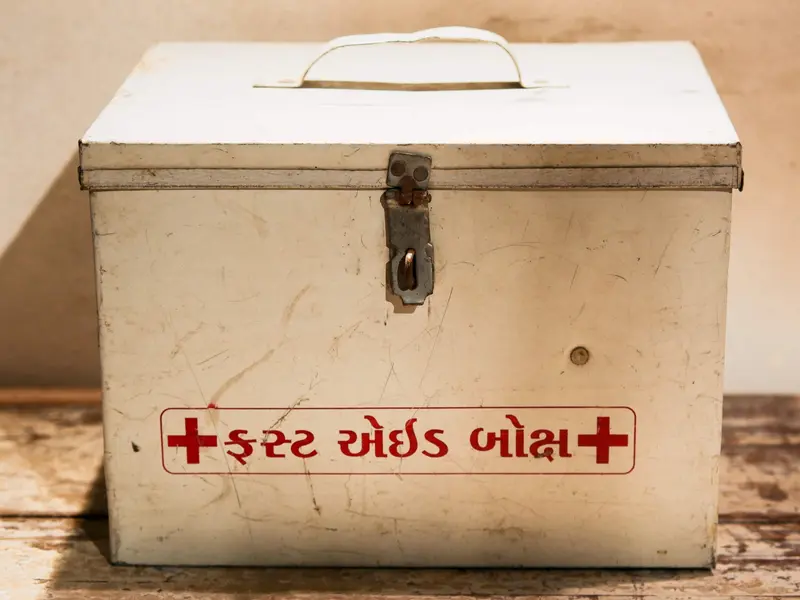 Scatola In Latta Vintage Medicazioni      cod.BOXMED