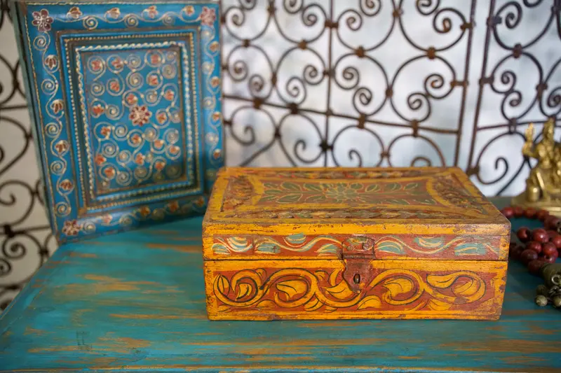 Scatola Portagioie in Teak Intagliato e Dipinto - Antiquariato Indiano