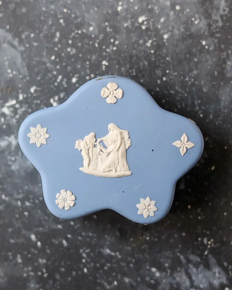 Scatolina Wedgwood Jasperware a Forma di Stella - Cherubini e Scene Pastorali - Inghilterra