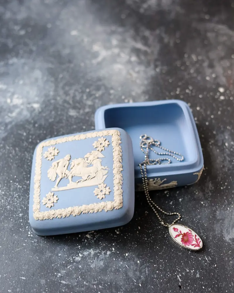 Scatolina Wedgwood Jasperware - Blu Classico con Scena Neoclassica - Inghilterra