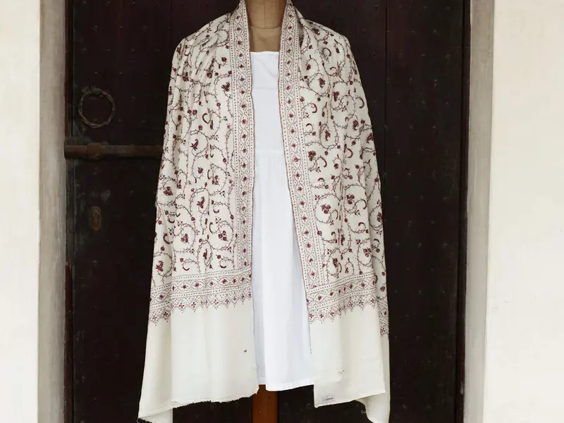 scialle in lana ricamato
