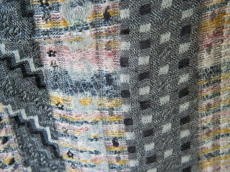 scialle in lana ricamato M11.13