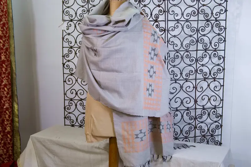 Scialle / stola Indiana Phulkari grigio chiaro in cotone organico