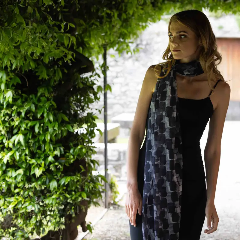 Sciarpa in 100% seta georgette, stampa geometrica Nero 903