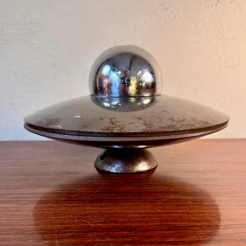Scultura alieno disco volante in acciaio 1970 ca