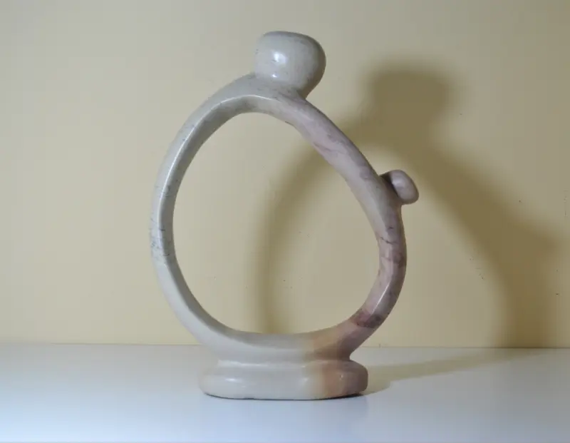 Scultura maternità in pietra