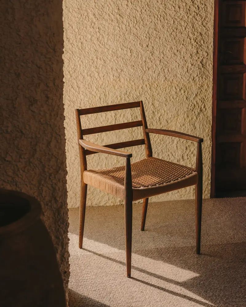 Sedia Analy con braccioli in legno massiccio di rovere con finitura in noce e seduta in corda