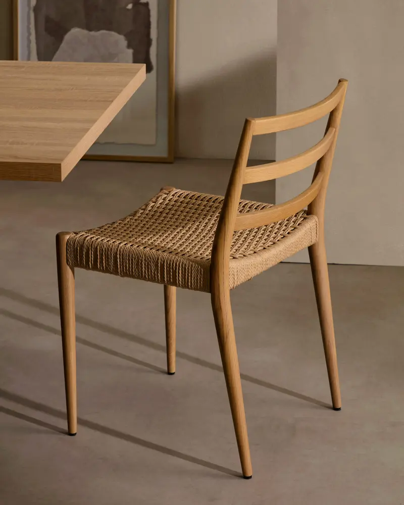 Sedia Analy in legno massiccio di rovere con finitura naturale e seduta di corda