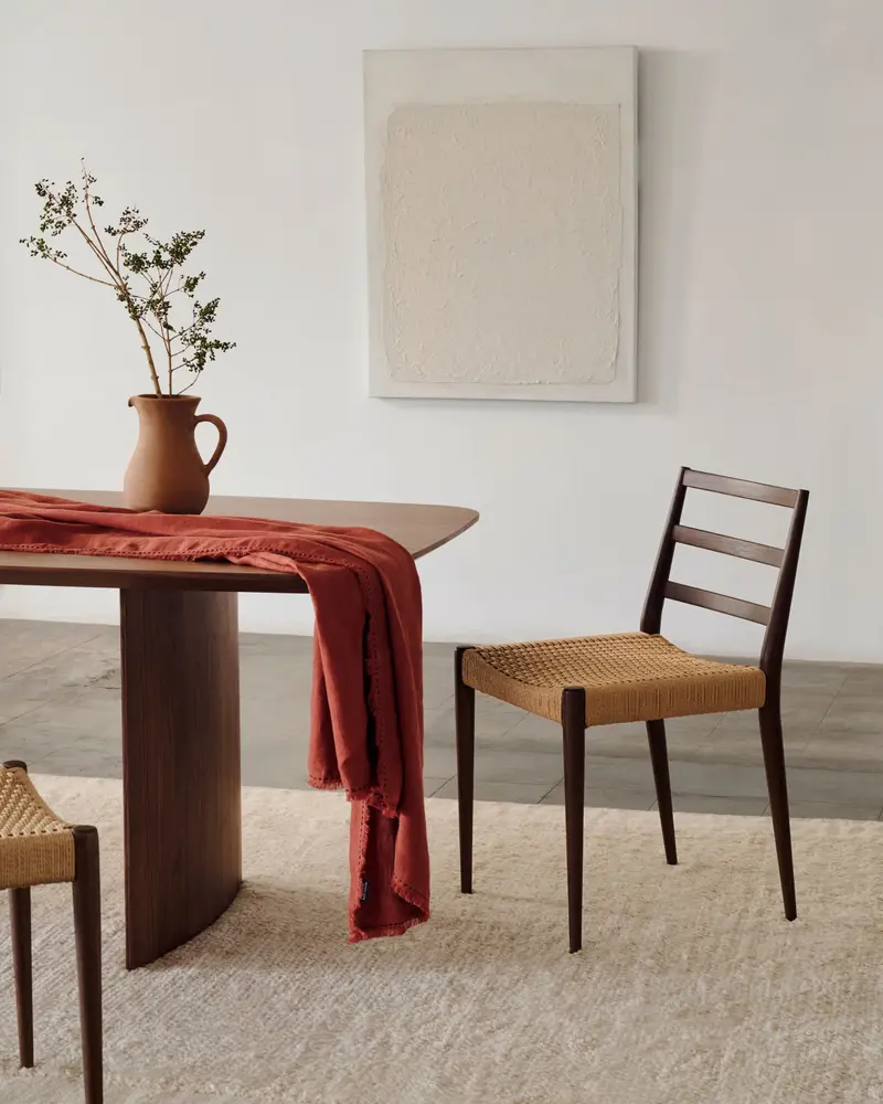 Sedia Analy in legno massiccio di rovere con finitura noce e seduta di corda
