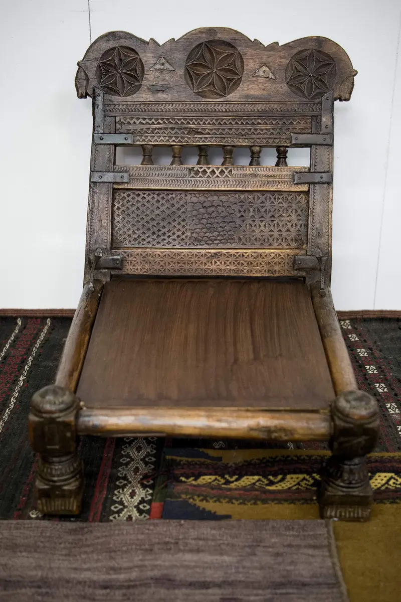 Sedia bassa antica indiana "Pida" in teak massiccio