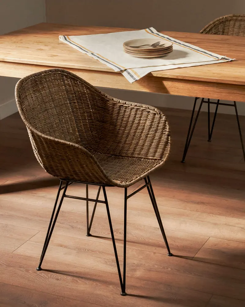 Sedia Chart in rattan e gambe in acciaio finitura nera