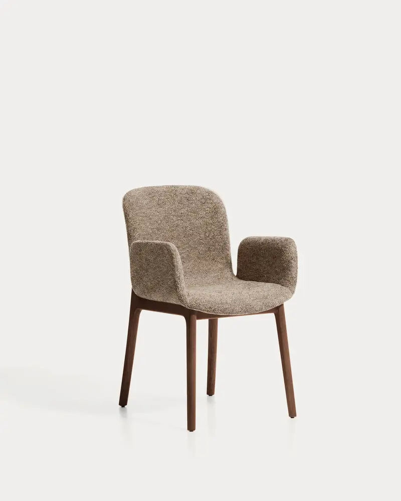 Sedia Elnor in ciniglia marrone con braccioli e gambe in legno massello di rovere con finitura noce