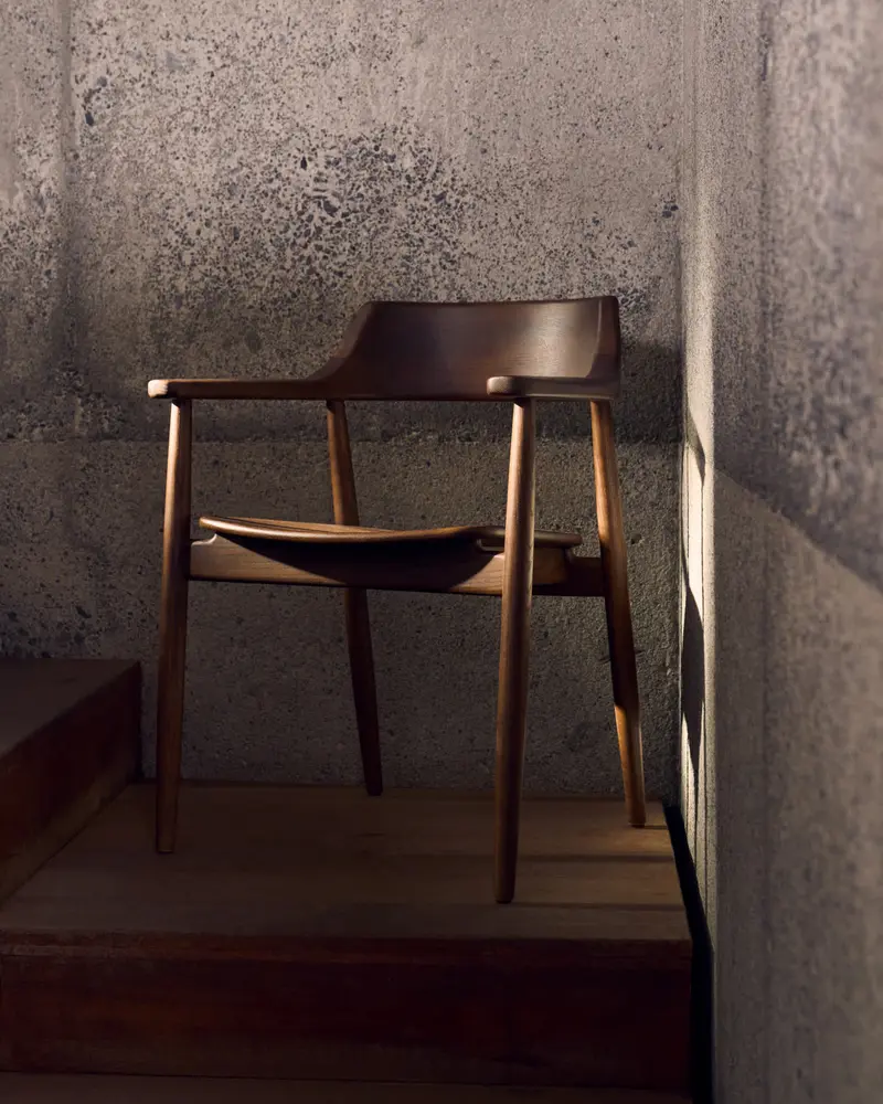 Sedia Fondes in legno massiccio di rovere con finitura in noce FSC Mix Credit