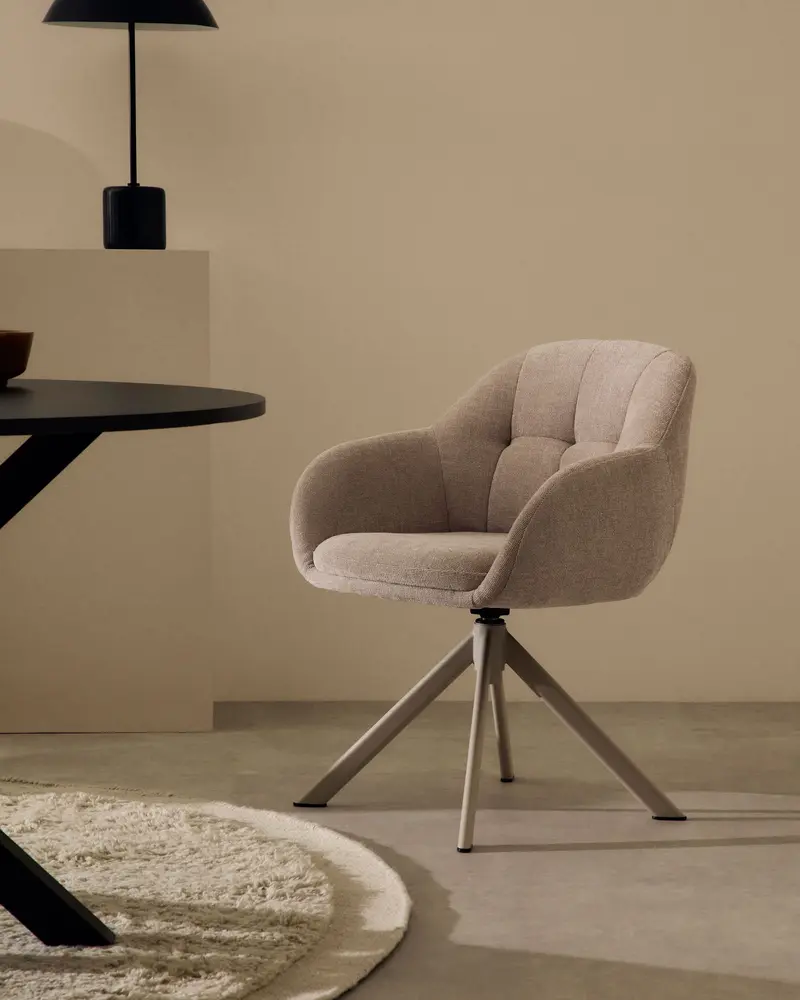 Sedia girevole Dorina di ciniglia beige e gambe in acciaio con finitura beige