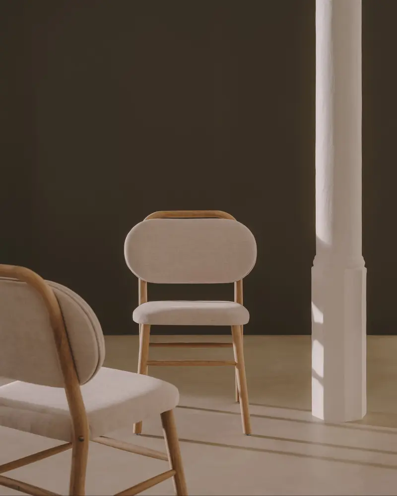 Sedia Helda in ciniglia beige e massello di quercia