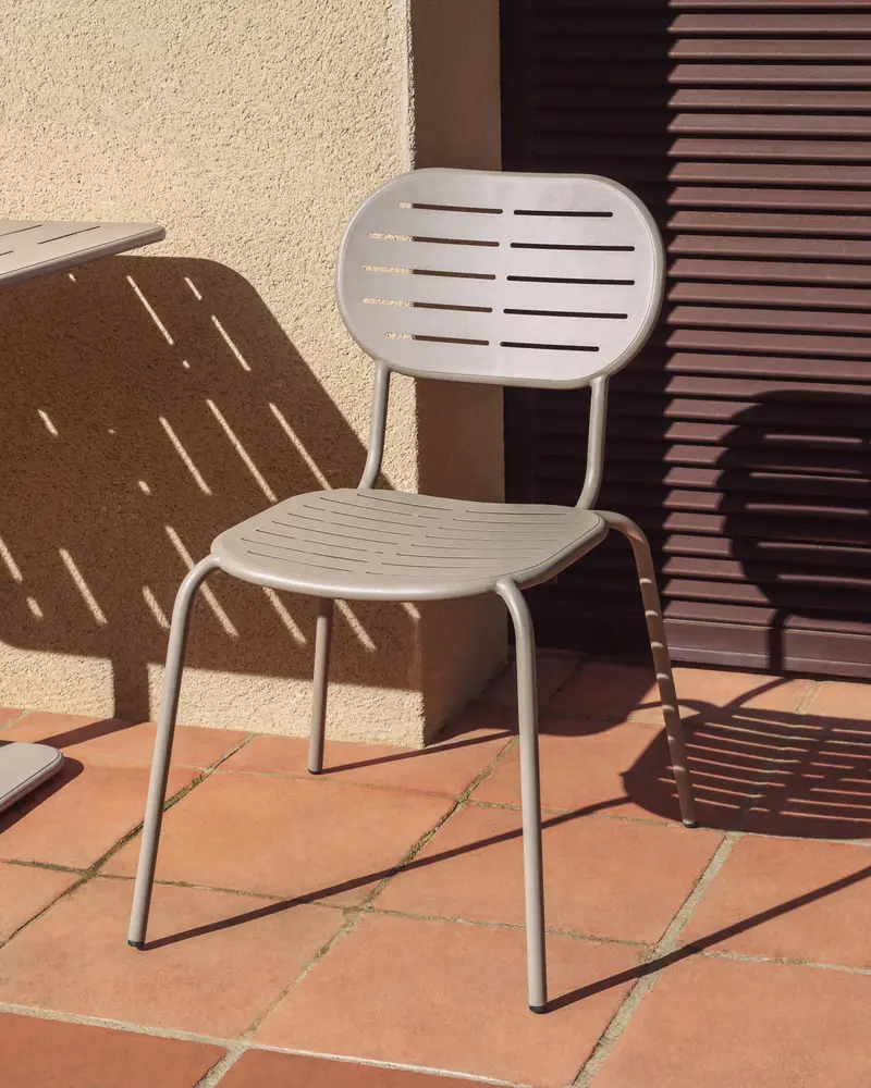 Sedia impilabile da esterno Brai in acciaio zincato color tortora