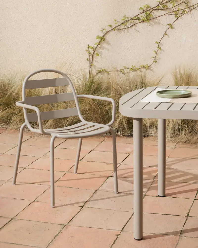 Sedia impilabile da esterno Joncols in alluminio con finitura verniciata color tortora