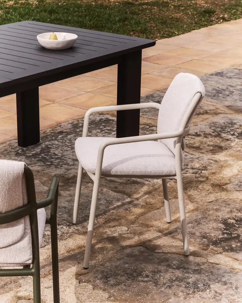 Sedia impilabile da esterno Linosa in alluminio écru con cuscino beige