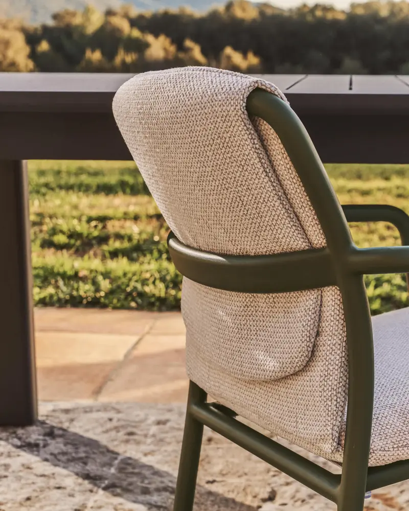 Sedia impilabile da esterno Linosa in alluminio verde con cuscino beige