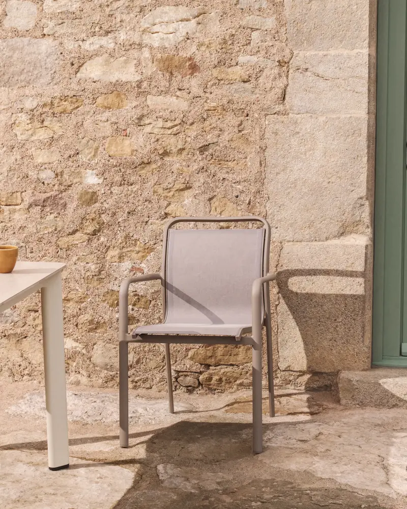 Sedia impilabile da esterno Luri in alluminio color tortora e texteline beige