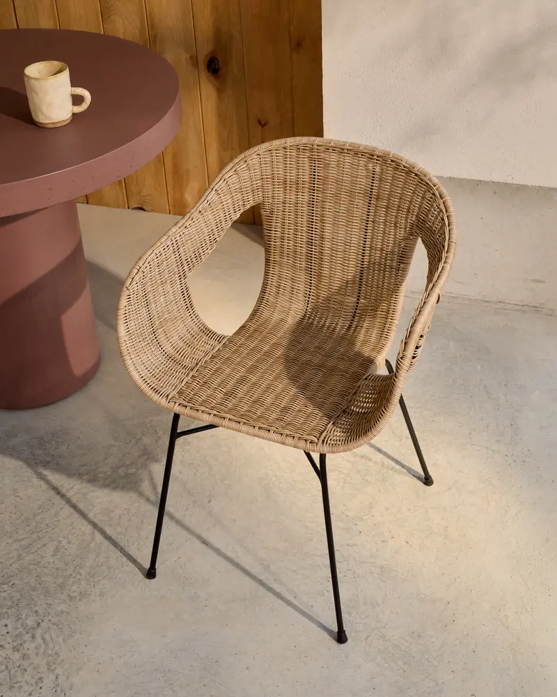 Sedia impilabile Eltiera in rattan sintetico e struttura in acciaio nero