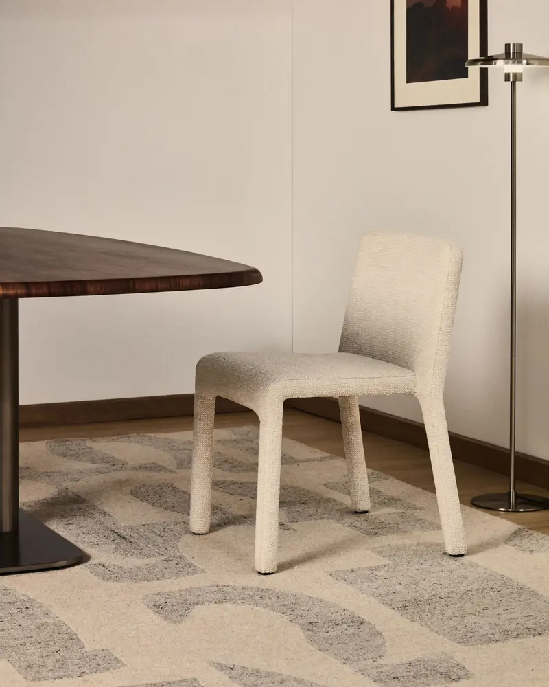 Sedia impilabile Loria in ciniglia beige FSC 100%