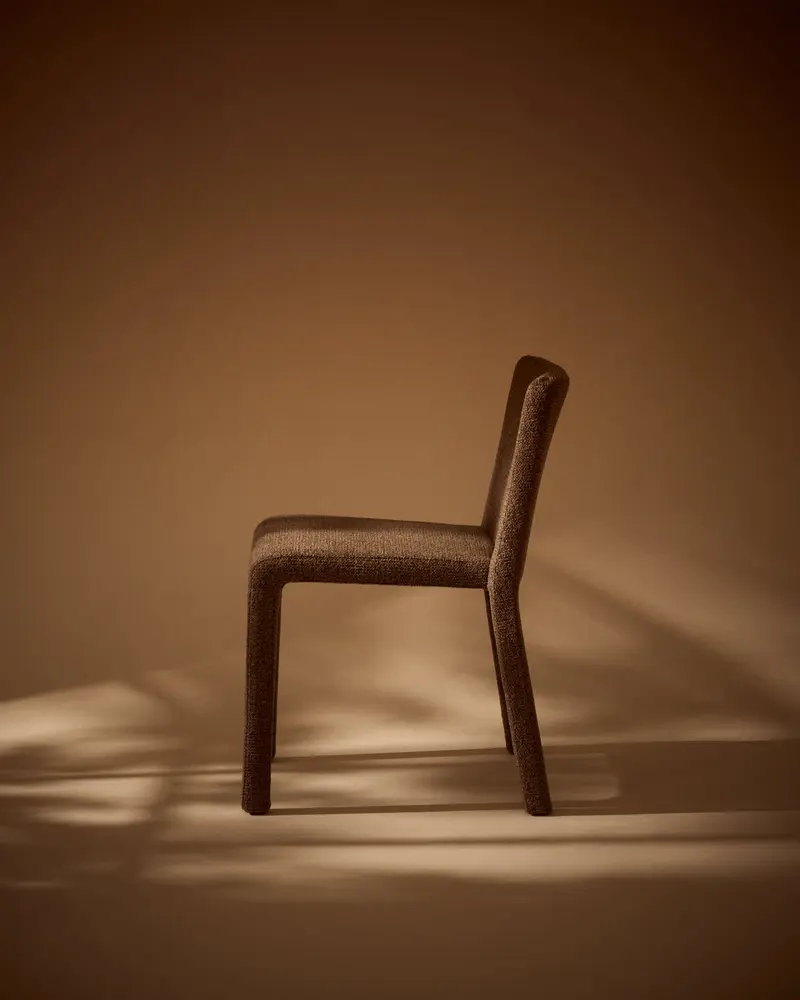 Sedia impilabile Loria in ciniglia marrone cioccolato FSC 100%