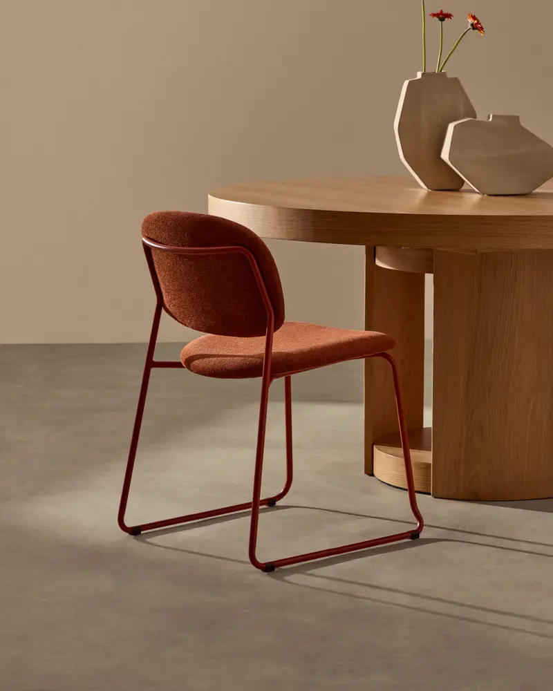 Sedia impilabile Meli in ciniglia terracotta e gambe in metallo terracotta FSC Mix Credit