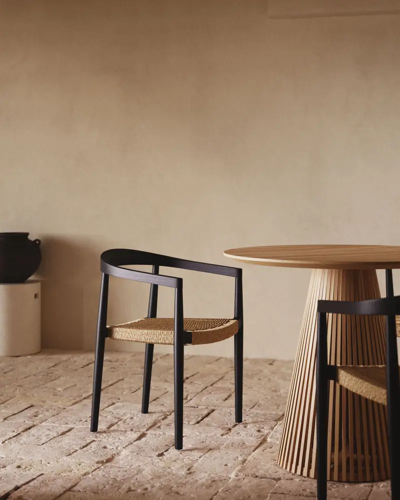 Sedia impilabile Ydalia in legno massello di teak con finitura nero e corda di rattan sintetico