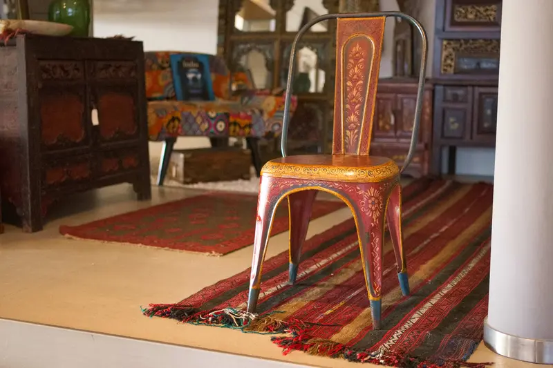 Sedia indiana vintage in ferro con decori