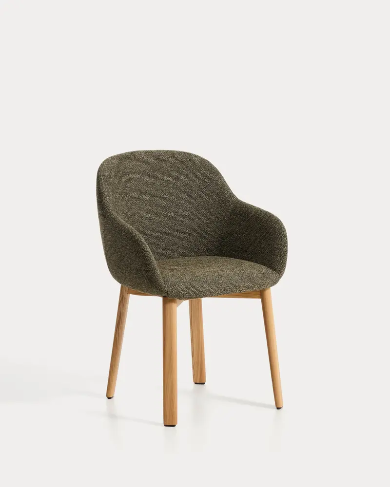 Sedia Meila con braccioli in ciniglia verde e gambe in rovere massiccio con finitura naturale