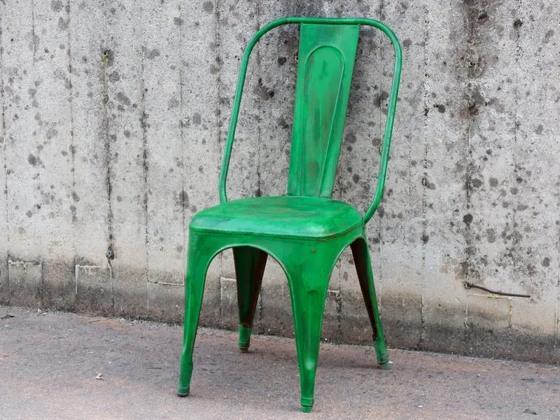 Sedia vintage indiana artigianale in ferro color verde