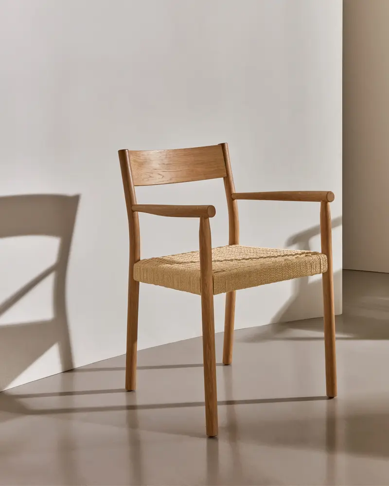 Sedia Yalia in legno massiccio di rovere con finitura naturale e seduta di corda