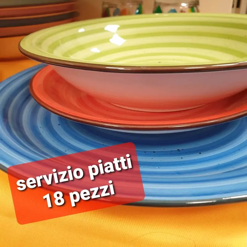 Servizio 18 piatti ceramica multicolore.