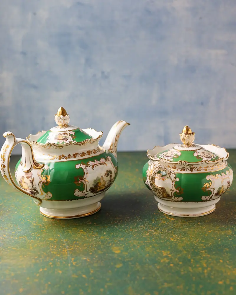 Servizio da Tè Vittoriano in Porcellana Inglese Verde Smeraldo con Vedute Paesaggistiche Dipinte a Mano – Metà '800