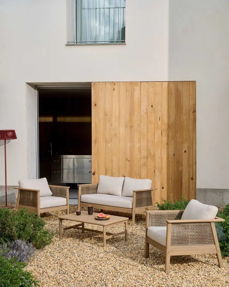 Set Alabe composto da divano a 2 posti, 2 poltrone e tavolino da salotto in legno di acacia FSC 100%