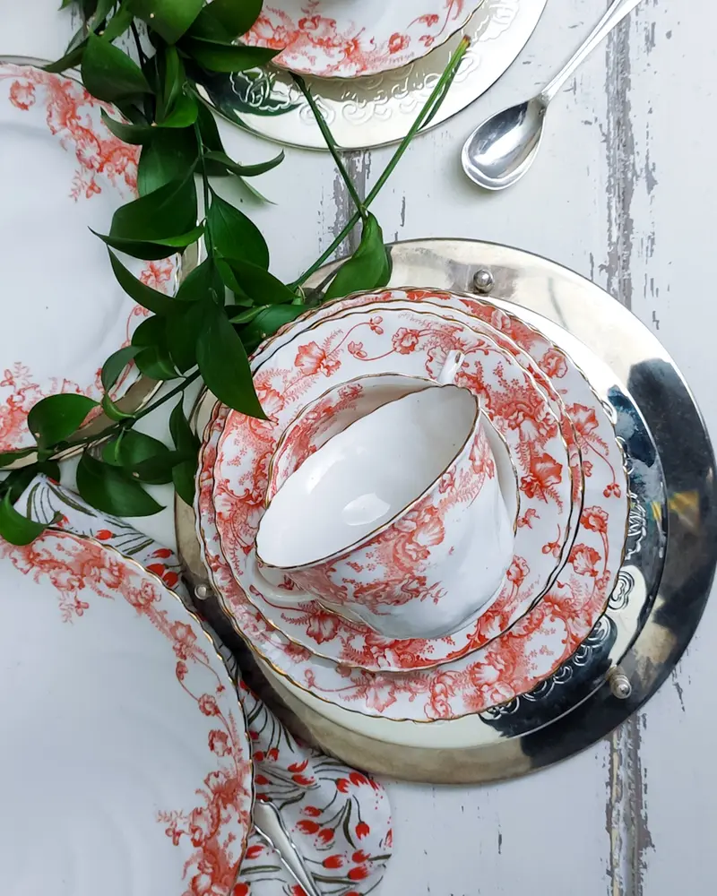 Set di tre tazze fiori arancioni e piatto torta