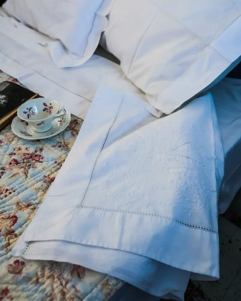 Set matrimoniale in cotone con ricamo a mano decoro fiore