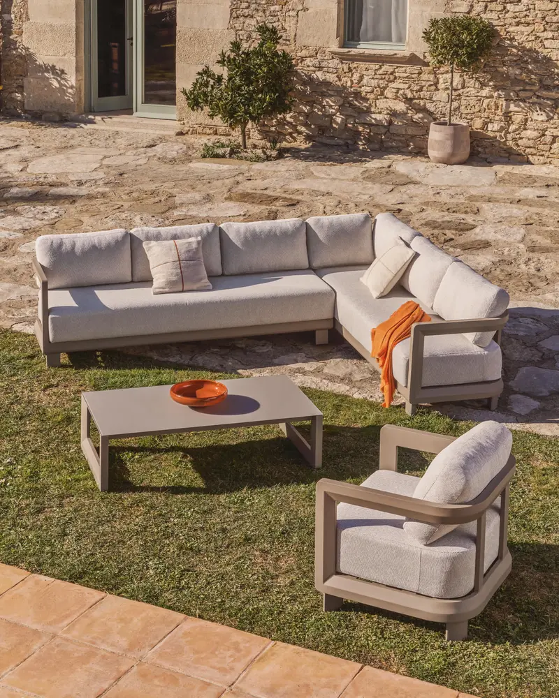 Set Nerano con divano angolare 5 posti e tavolino in vetro temperato e alluminio taupe