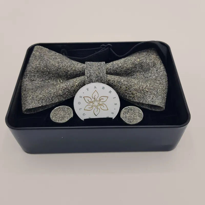 Set Papillon e Gemelli in Marmo Lunar Glow con Scatola di Latta – Elegante Accessorio Uomo