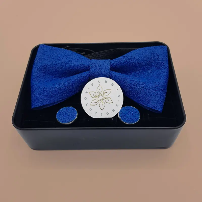 Set Papillon e Gemelli in Sughero Cobalt Dream con Scatola di Latta – Elegante Accessorio Uomo