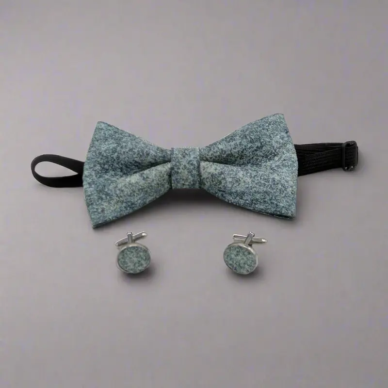 Set Papillon e Gemelli in Sughero Frosted Sky con Scatola di Latta – Elegante Accessorio Uomo
