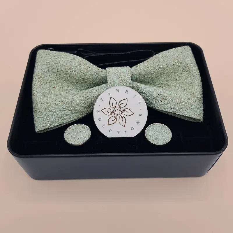 Set Papillon e Gemelli in Sughero Sage Whisper con Scatola di Latta – Elegante Accessorio Uomo