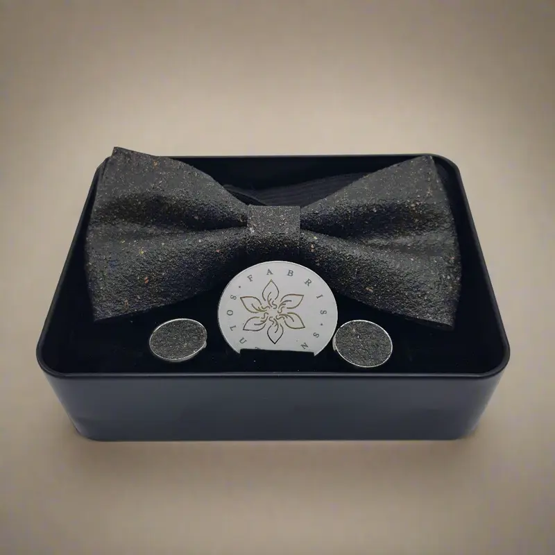 Set Papillon e Gemelli in Sughero Slate Charm con Scatola di Latta – Elegante Accessorio Uomo