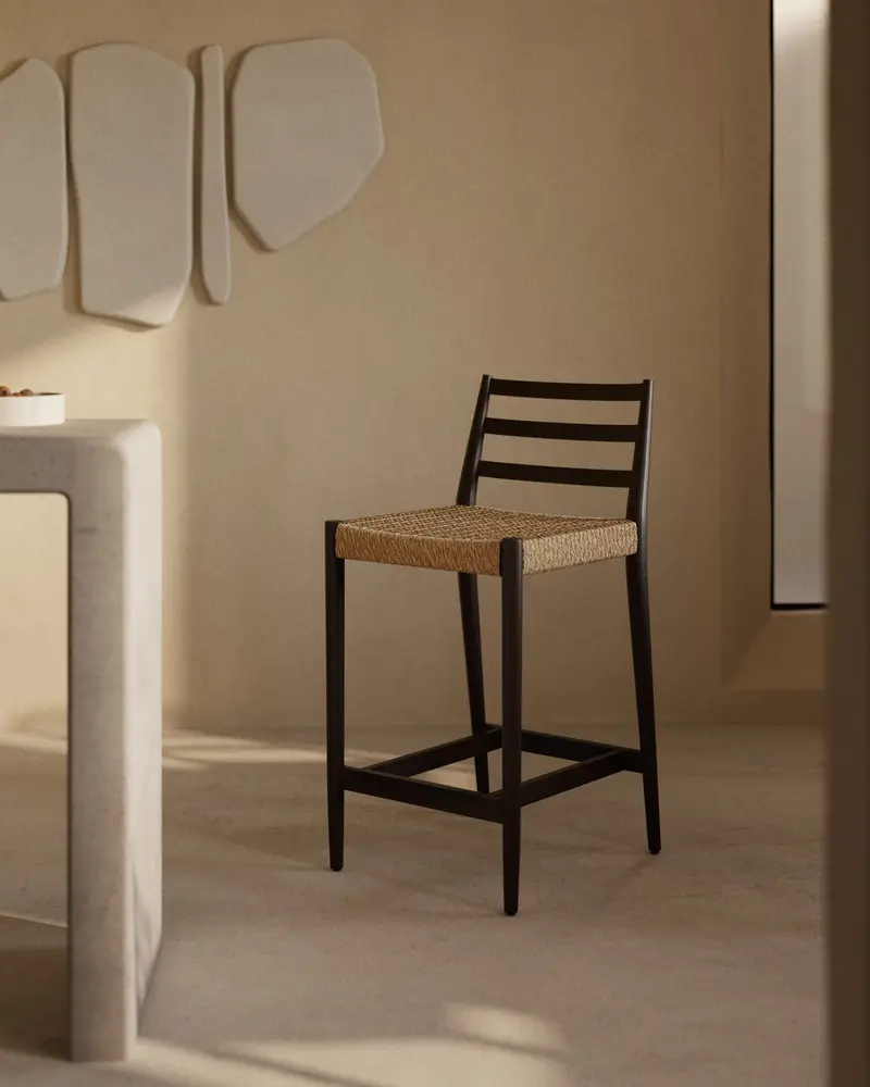 Sgabello Analy con schienale in legno massello di rovere con finitura in nero e seduta in corda da 65 cm