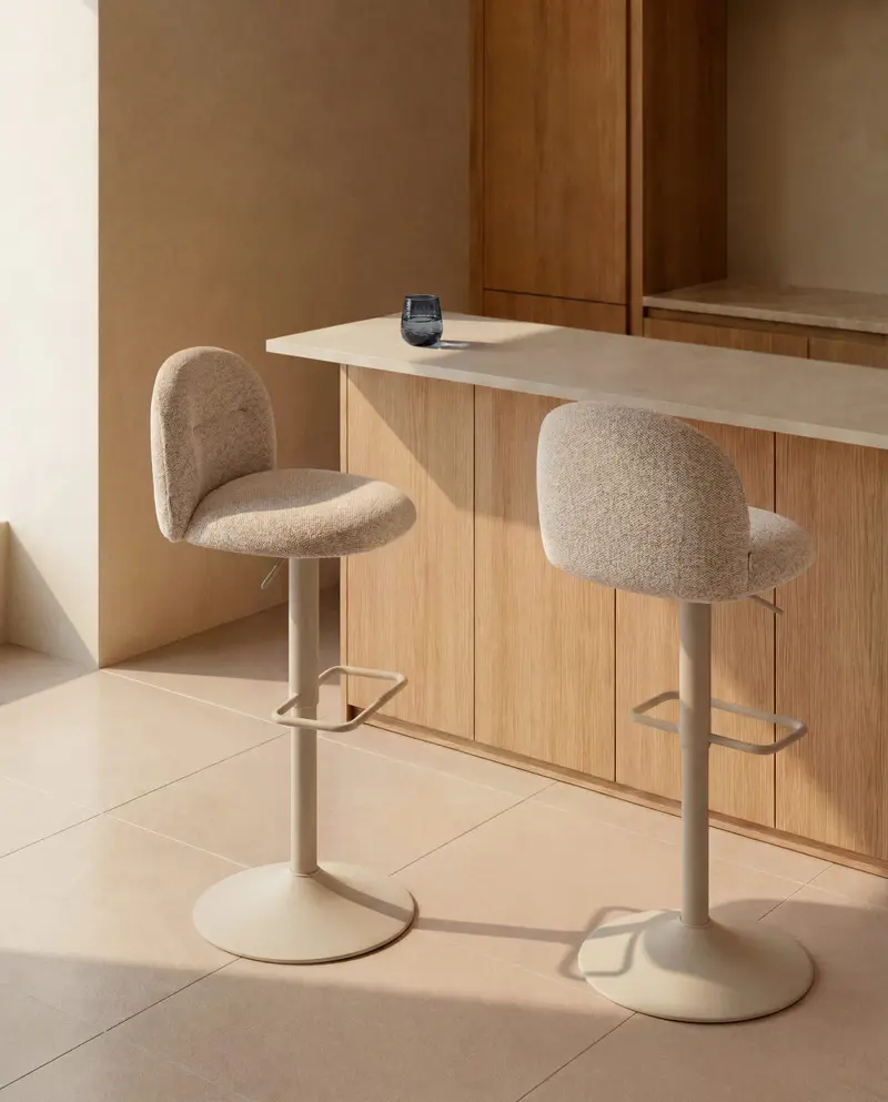Sgabello Arino in ciniglia beige con gambe in metallo beige 65 cm FSC 100%