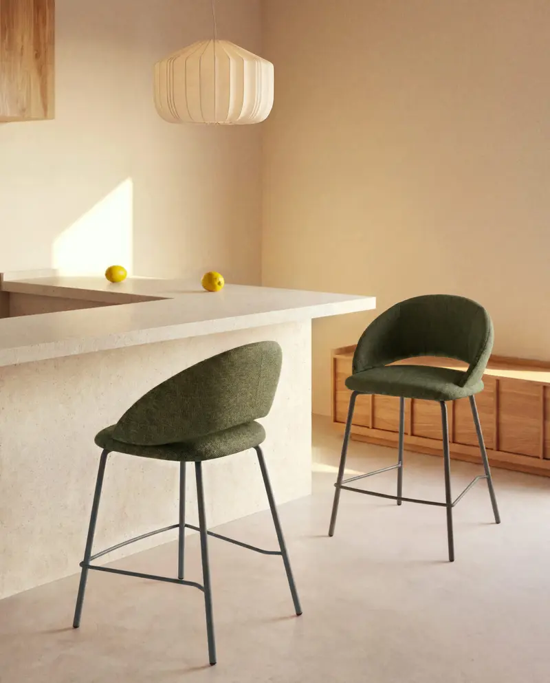 Sgabello Bonali in ciniglia verde con gambe in metallo verde FSC Mix Credit 65 cm