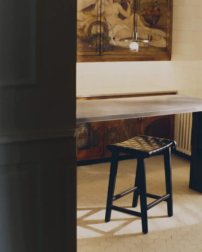 Sgabello Calixta in pelle e legno massello di mogano con finitura nera altezza 67 cm