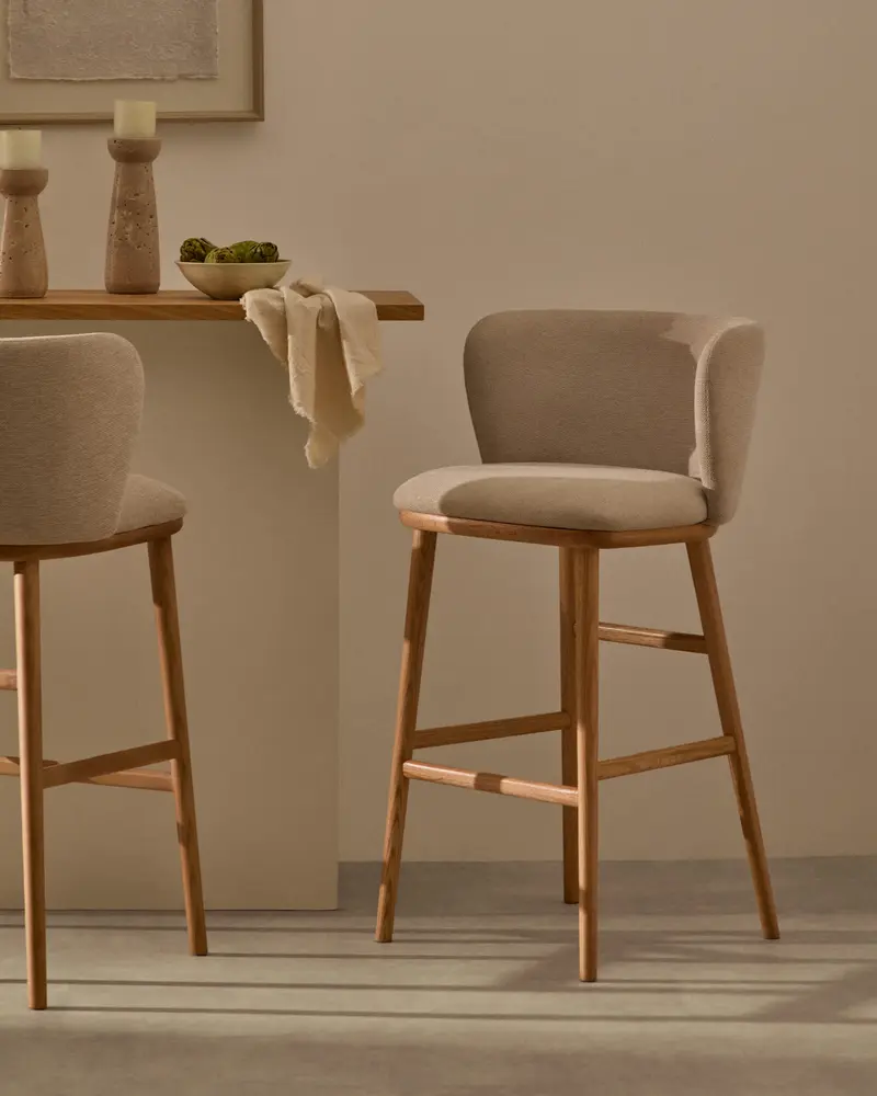 Sgabello Ciselia ciniglia beige legno di frassino finitura tono naturale 65 cm